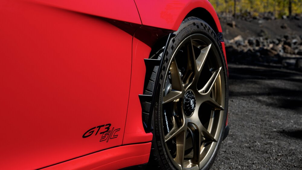 Close-up of the GT3 S/C badge and magnesium center-lock wheel in satin aurum